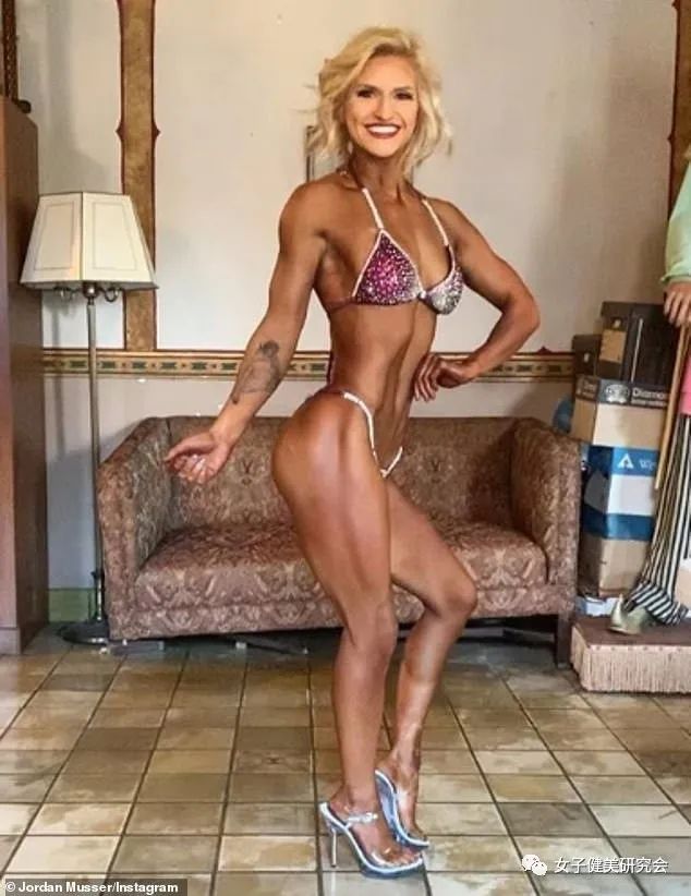 当人们看到健美小姐发出哺乳照,他们吓坏了(上)