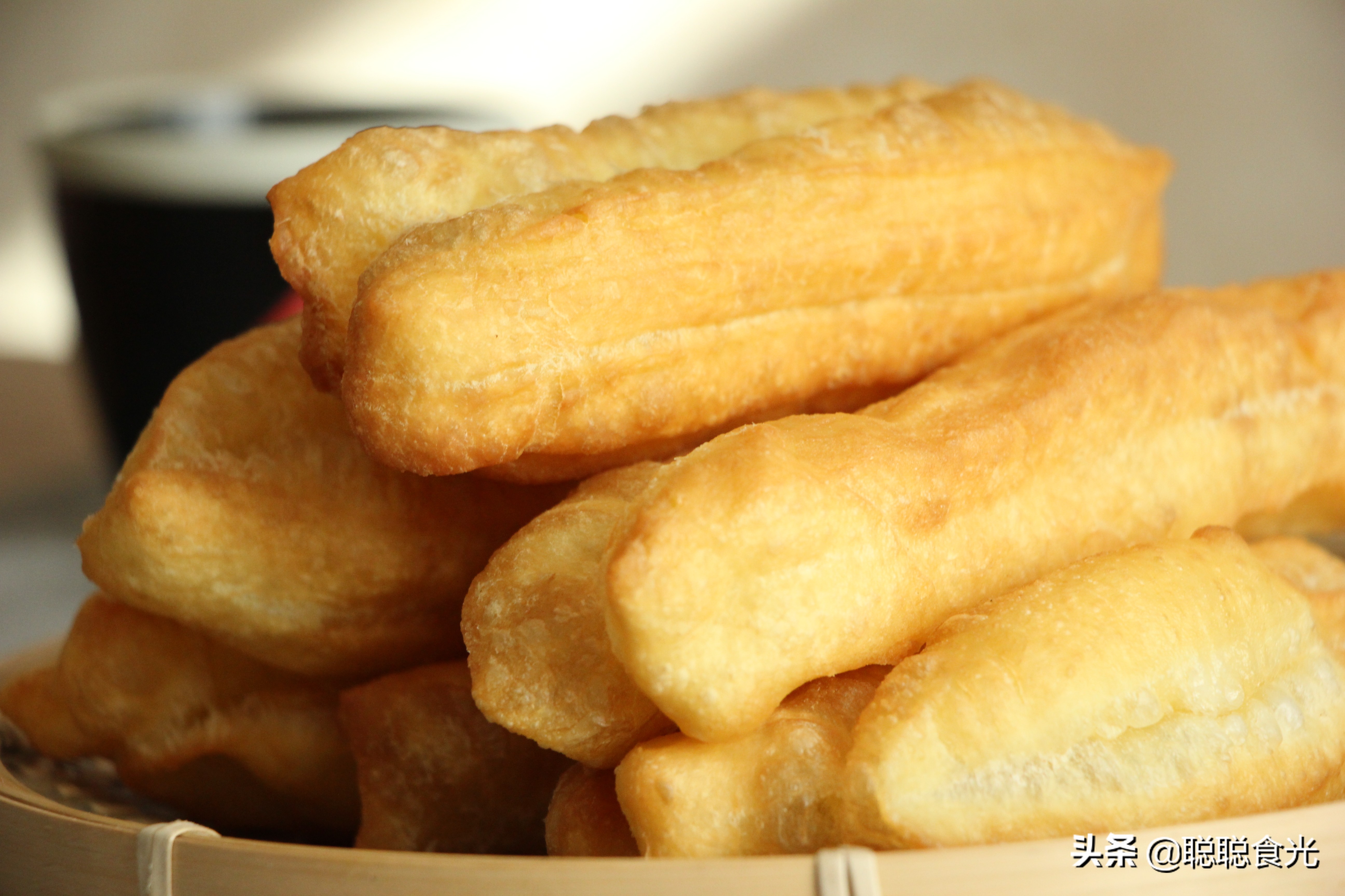 油条怎么炸没有酵母粉,炸油条什么面粉炸出来最酥脆蓬松