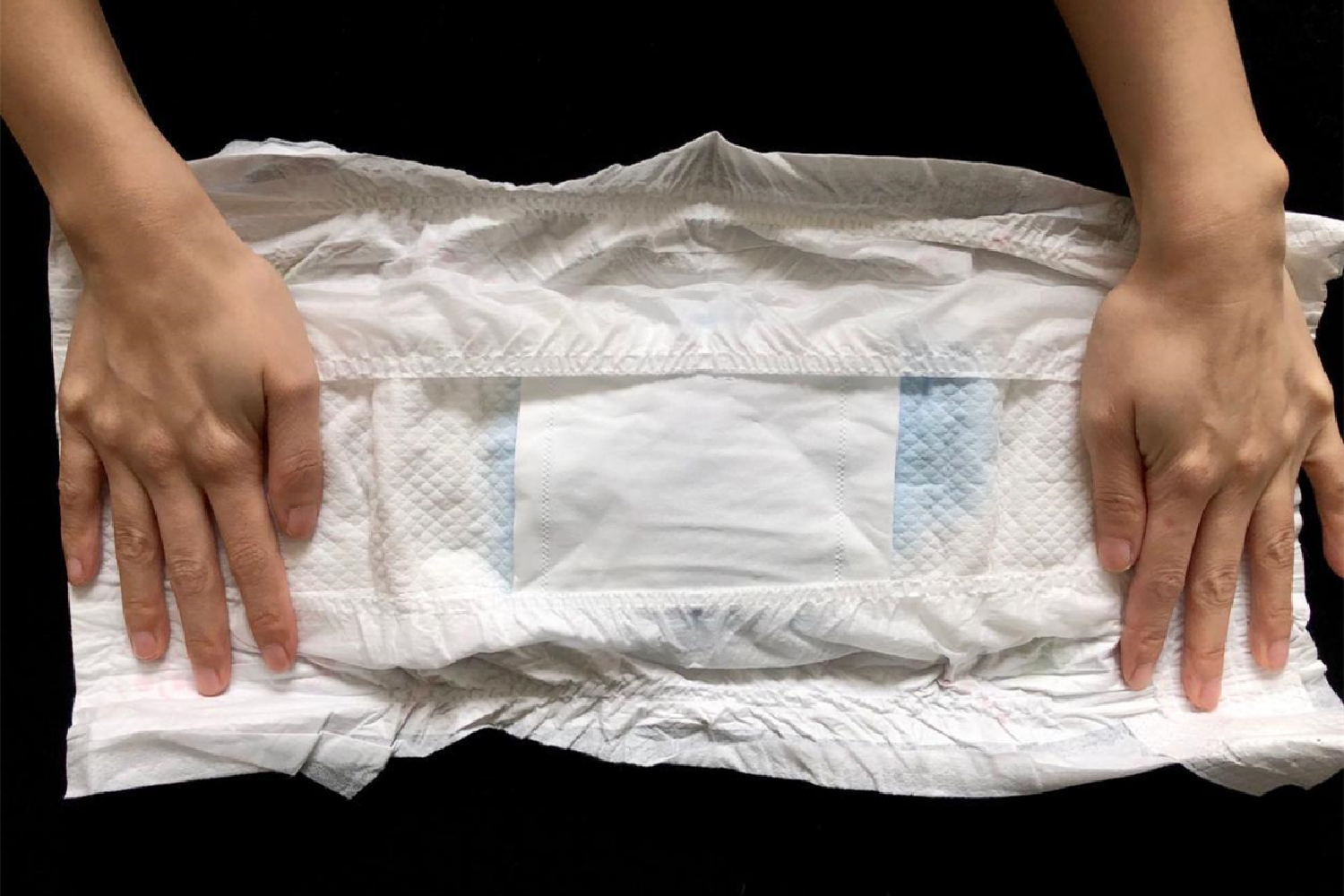 宝宝用尿不湿视频,孩子用过的尿不湿别扔