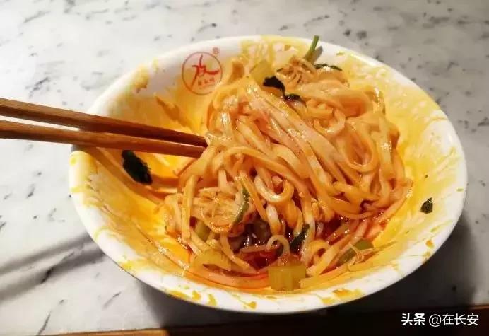 钟楼旁这条890米的老街，藏着一天吃三次都不会腻的馆子！