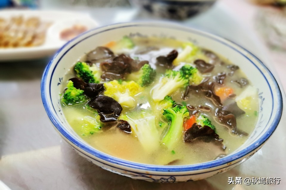 在常熟乡镇饭馆聚餐，12人20多道菜，菜肴酒水共1200元，值不值？