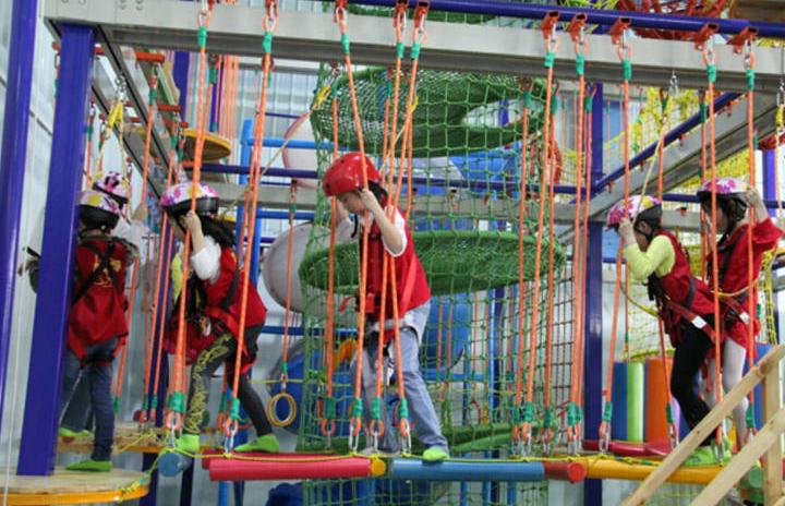 蹦床主题游乐场360度旋转闯关,各种花式蹦床合集