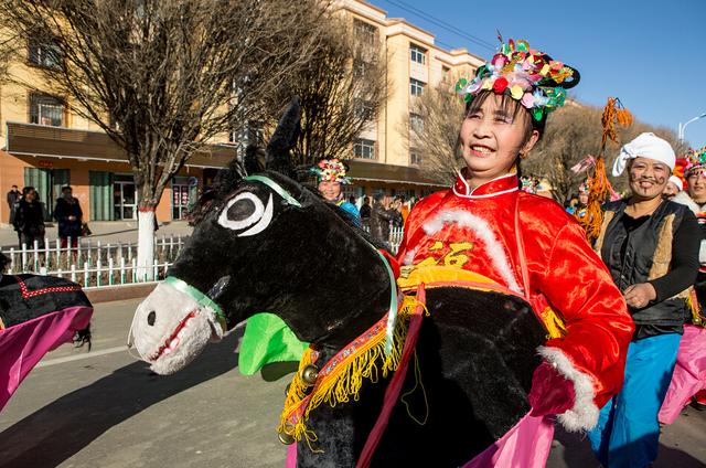 巴里坤：花馍锅盔黑走马，腰鼓声声响震天
