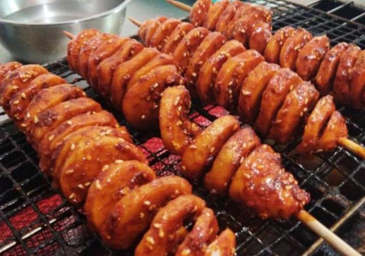 山东美女17岁摆摊卖烤面筋，年赚10多万，6年后依然貌美如花