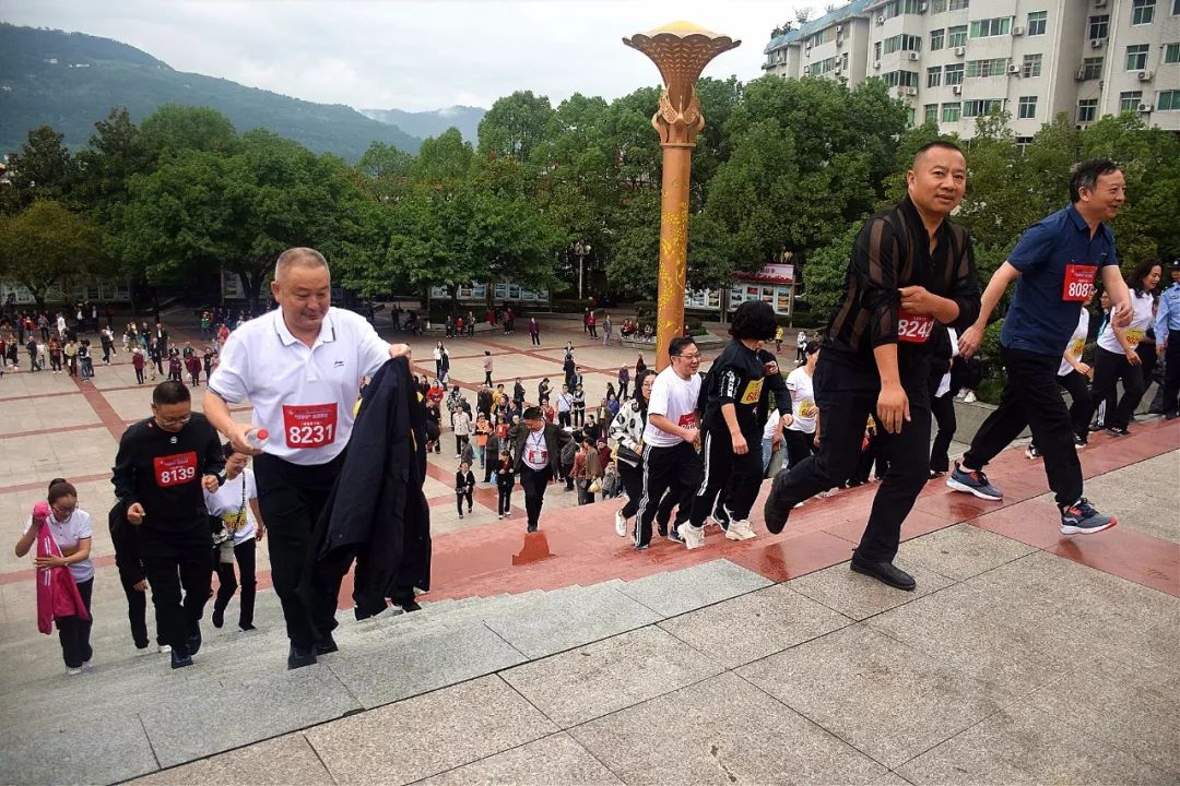 勇攀高峰的运动员,攀登山峰运动员