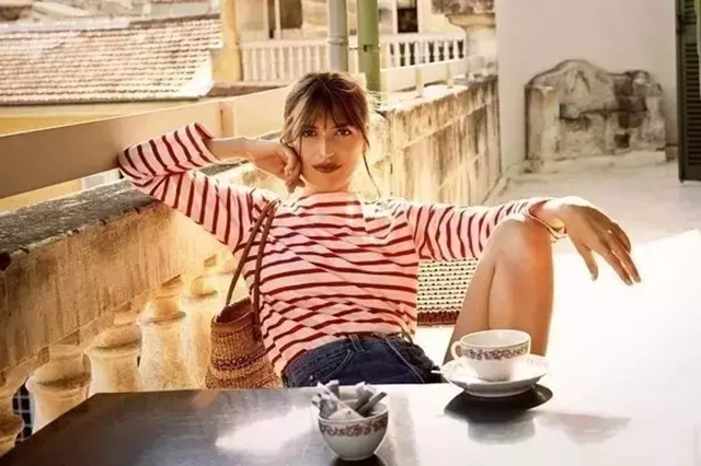 条纹怎么搭才不土气？建议这几种“下装”，青春减龄又洋气