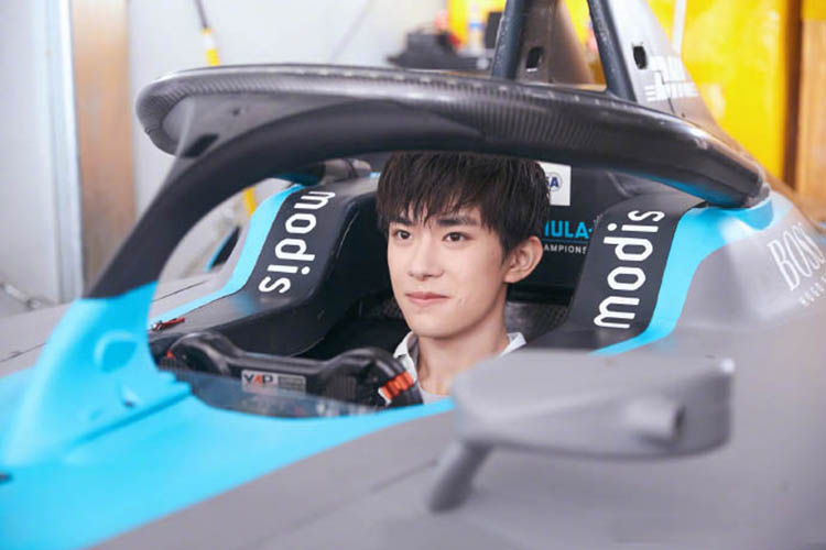 易烊千玺九号电动活动,易烊千玺现身机场穿清爽灰卫衣