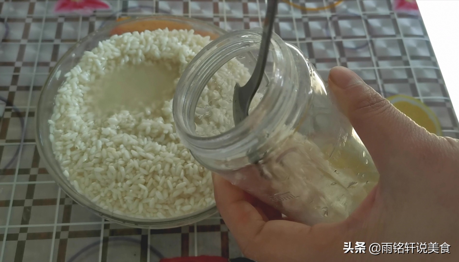 自制家常肠粉的做法简单易学,简易的肠粉在家就能制作