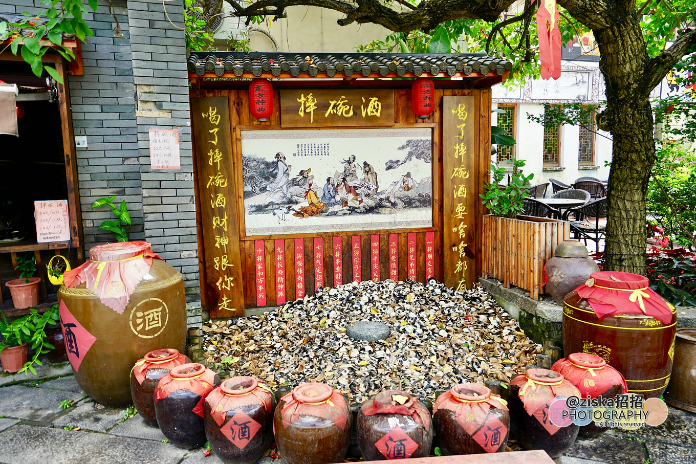 小伙探索神秘洞穴视频,小伙独自探索深山神秘古墓