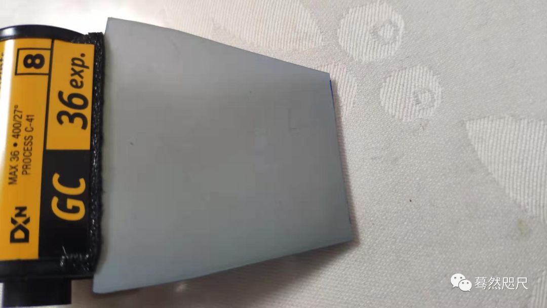 d76黑白胶卷冲洗经验,暗房洗胶卷用什么颜色灯