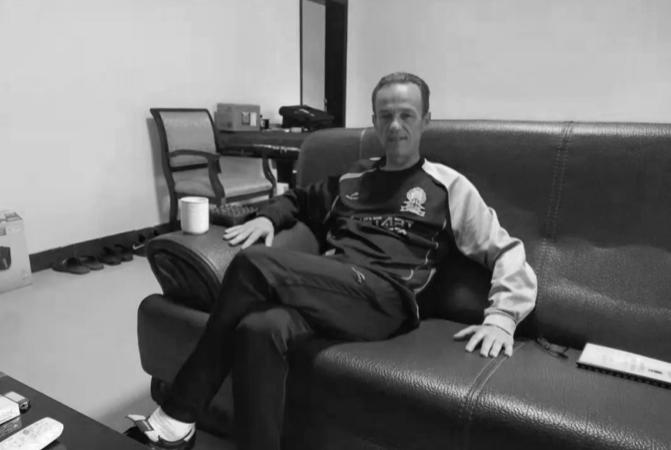 中乙洋帅,足坛传奇名帅去世泣不成声