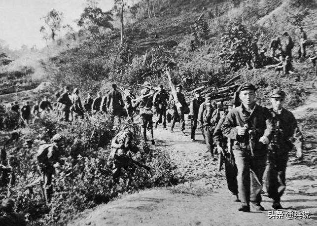 挖出自卫反击战阵亡战士遗体,山坡上发现烈士遗骨