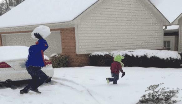 爸爸带娃搞笑名场面看一遍笑一遍,高龄宝爸用背带带娃的搞笑视频