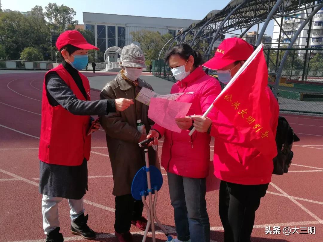 一抹志愿红点亮文明城,一抹志愿红一颗志愿心