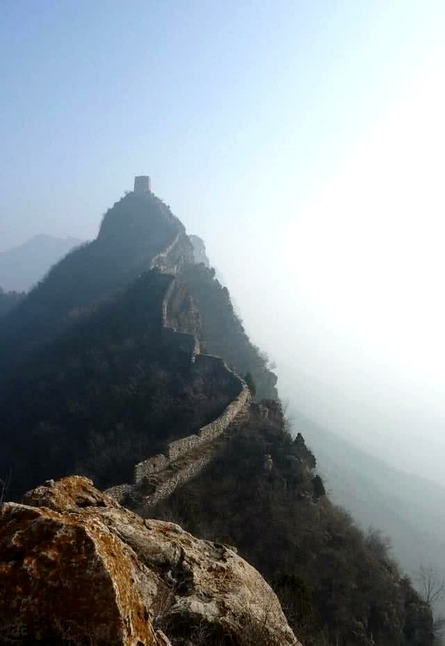 驴友攀爬中国最危险的长城,驴友爬箭扣野长城踩空坠崖