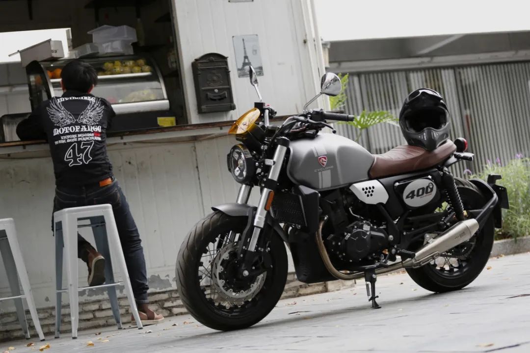 中量级双缸复古赛科龙re3试驾,宗申赛科龙re3双缸400复古摩托