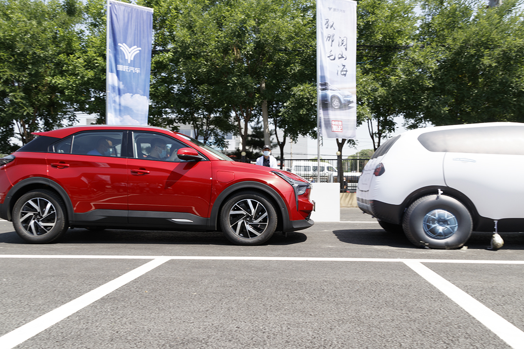 哪吒u新能源汽车推荐2021驾驭版,透明a柱的车