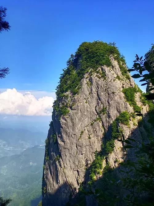 采一片天竺山的云朵别在发梢，带你感受云中漫步的奇妙幻境