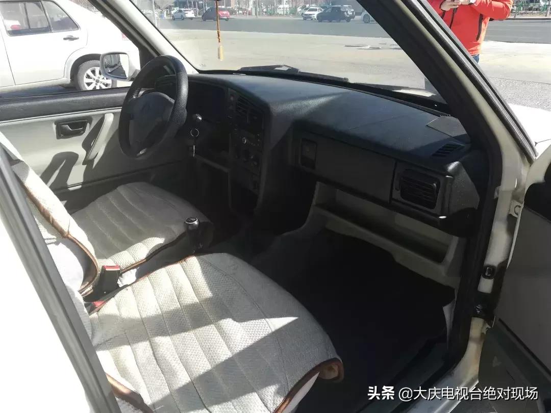 大庆平安驾校湖边停车场内练“倒库”如此练车“平安”吗？