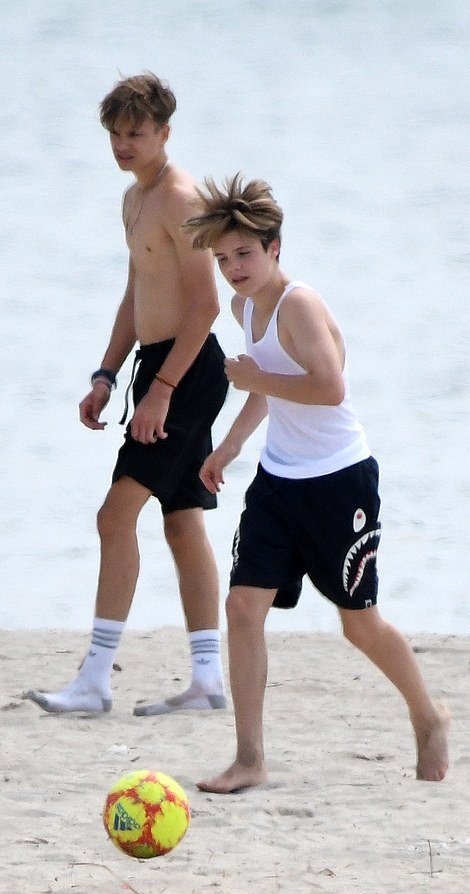 小七是大姑娘了!沙滩踢足球一人对阵两个哥哥,女汉子太有小贝范