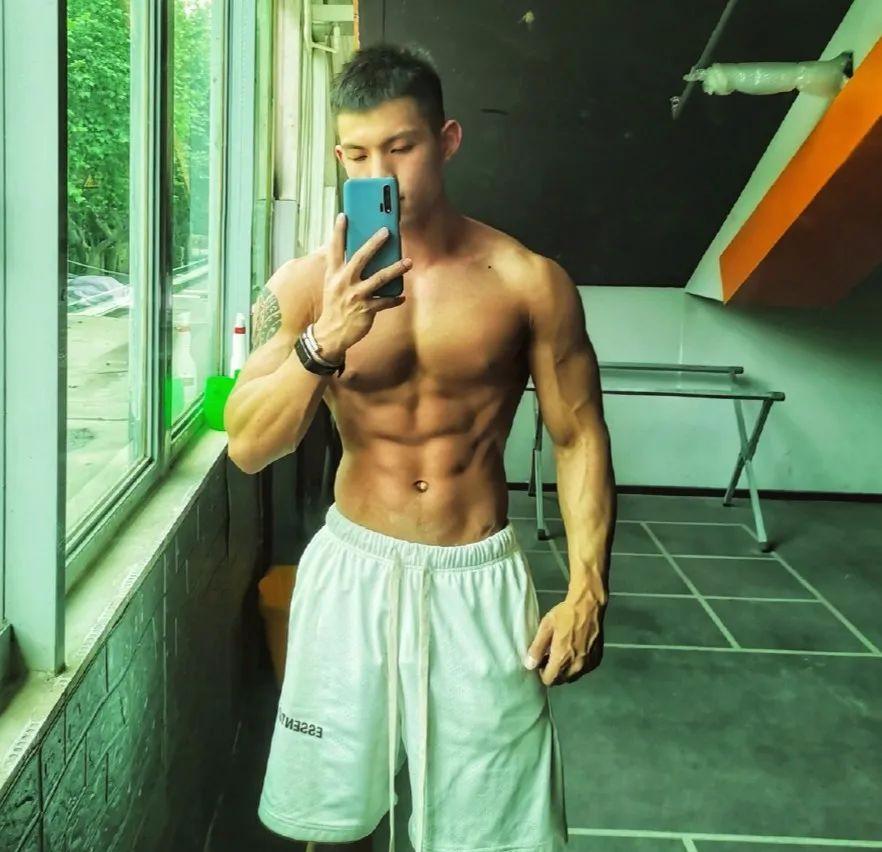 伊之助腹肌照,伊之助完美的身材