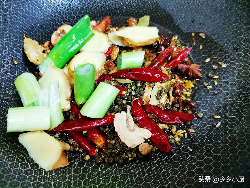 20元钱买了3斤鸡锁骨，用了这种做法来做，又麻又辣，好吃到吮指