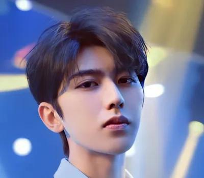 蔡徐坤到底有没有整容？看到他被人捏脸的样子，好像明白了啥