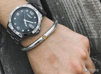 如何用小小的配饰搭配出百变风格 (小众配饰搭配方法)