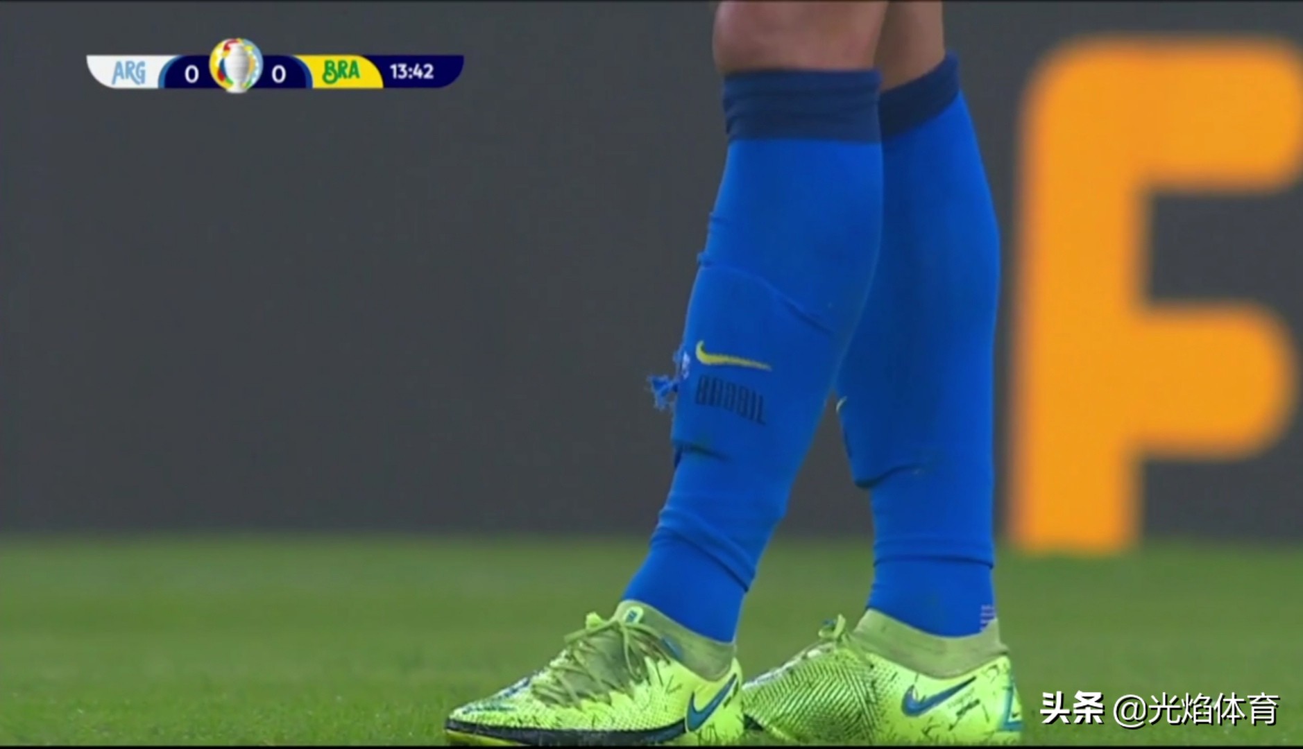 内马尔球袜脚被踢破,梅西进球内马尔被砸