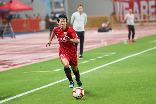 中超“跑不死”铁腰！上港再现后起之秀，两优势彻底征服佩帅