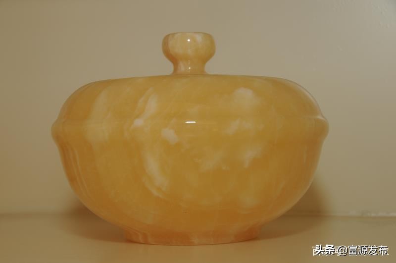 富源：曹跃兴创办佳景石材公司生产加工米黄松香玉工艺品名气大増