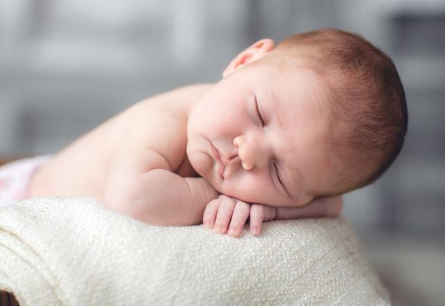 宝宝头型睡偏了怎么办一岁,宝宝头型睡右侧偏了怎么办