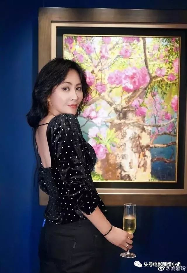 刘嘉玲54岁：经历富商绯闻和裸照风波，不生娃，靠8个字撑到今天