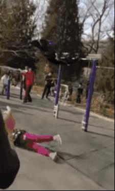 撞树、火疗、喝尿....谁是土法养生界的霸主？