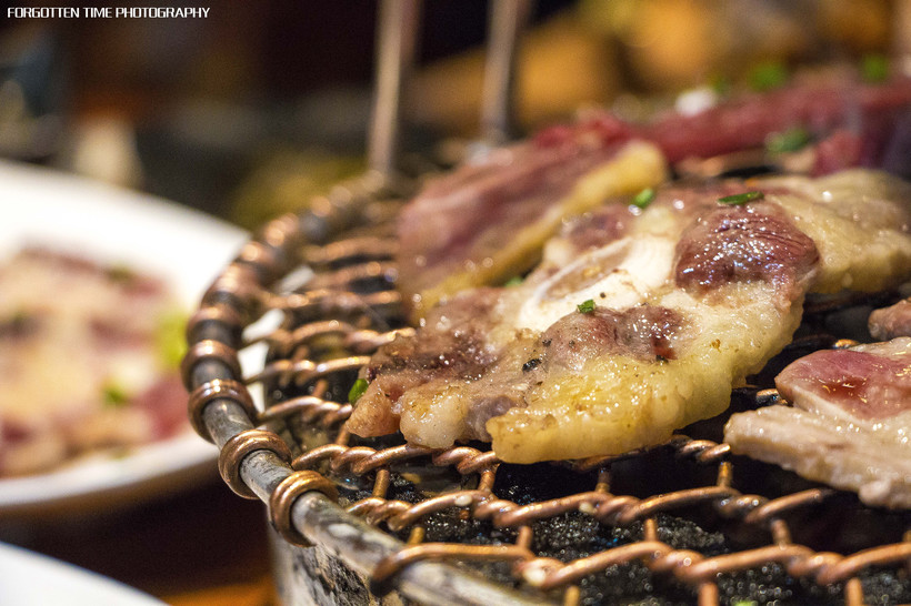 等待烤盘上的肉，就像是异地恋的情侣，看得见却吃不到