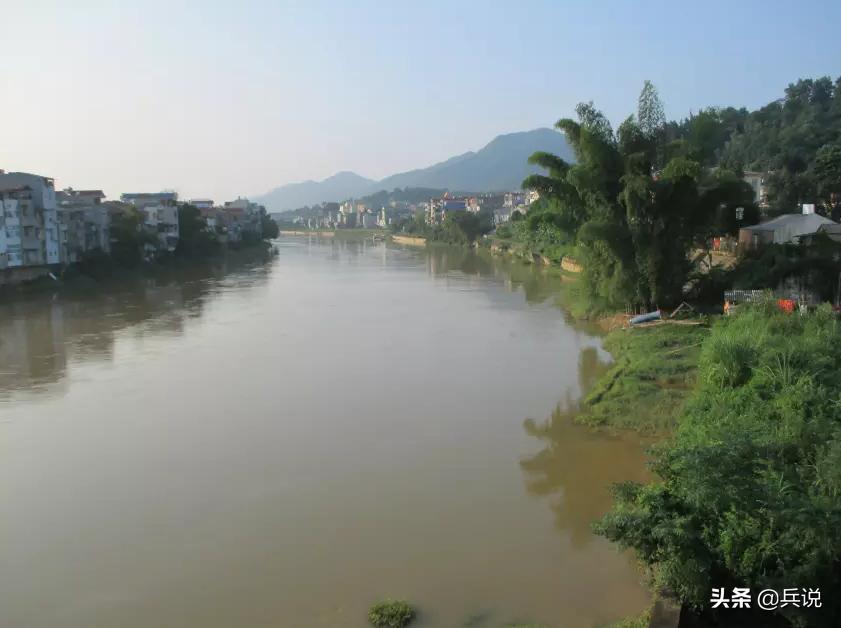 越南老兵重回当年战斗过的洞穴 (越南老兵回忆丛林战争)