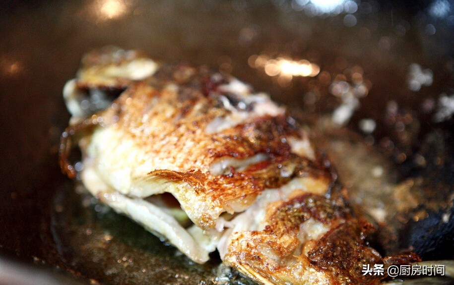 煎鱼总是粘锅怎么办？三种方法教给你，保证让你煎出的完整又好吃