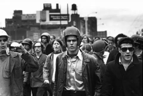 秋冬皮衣流行款 (秋冬季皮衣复古潮流)