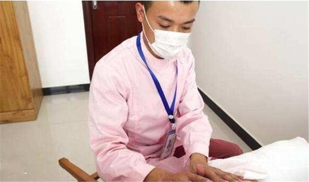 催乳师成高薪行业，男技师受追捧，过来人：为了哺乳，可接受