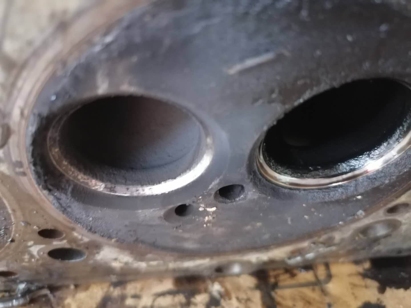 才跑4万公里货车烧机油怎么回事,发动机烧机油活塞发黑