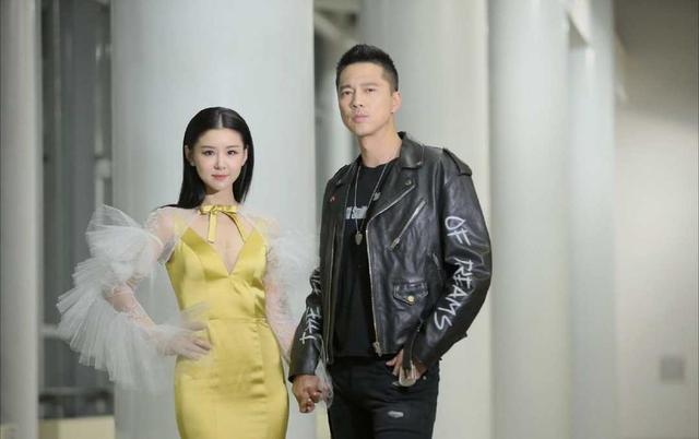 李小萌黑色礼服出席活动图片,李小萌白色吊带