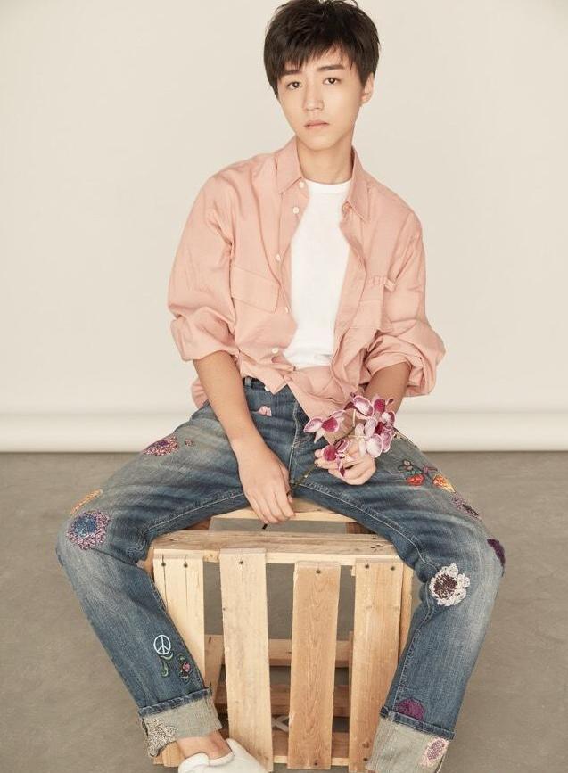 10位爱豆同时送花给你，你会选谁？网友：除了第十个，我全都要