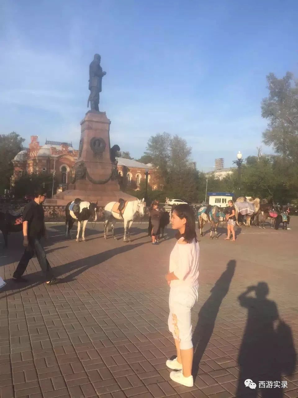 这女孩看到俄罗斯帅哥搭车，逼我停车，否则跳车