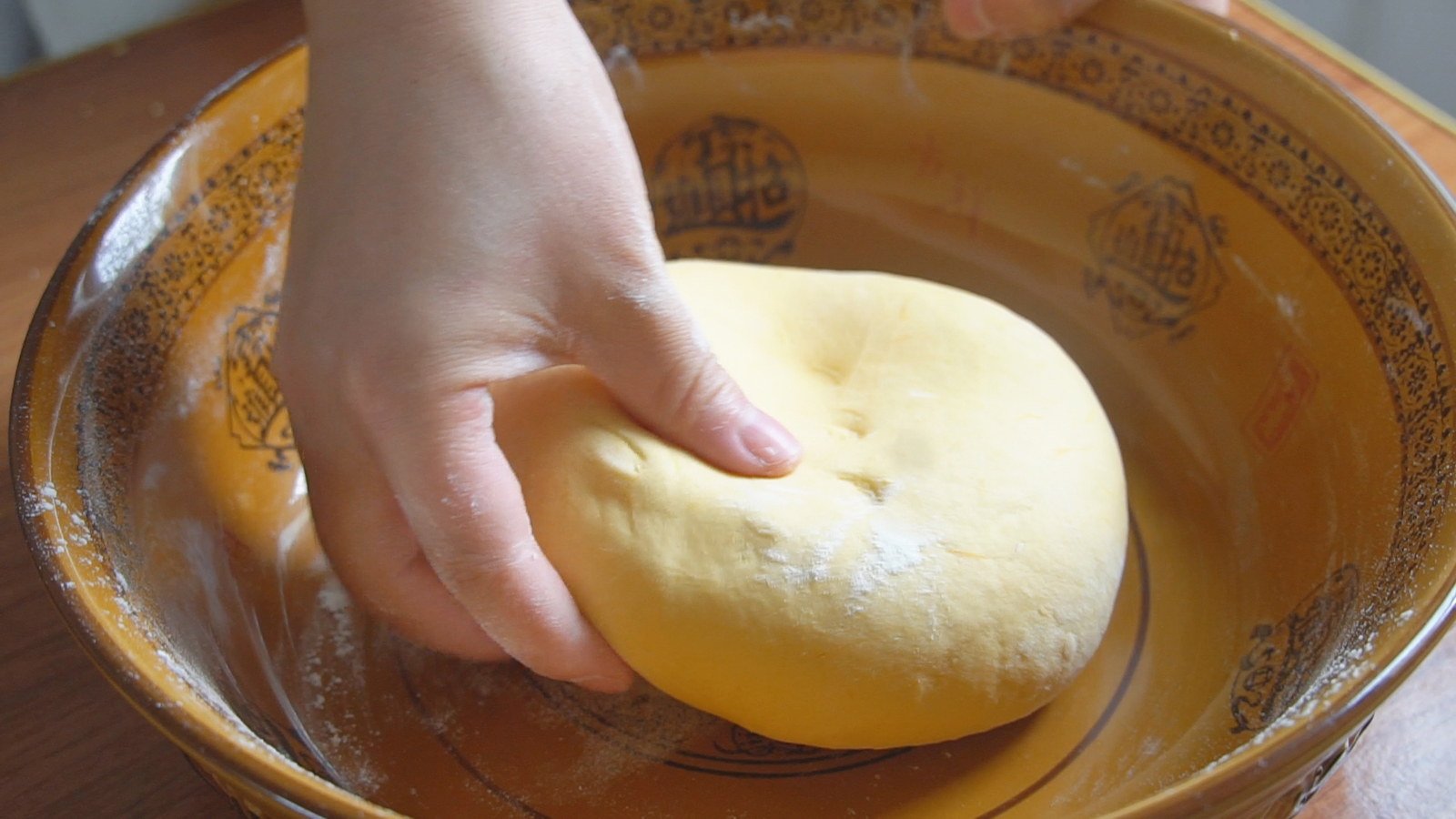 软糯香甜的南瓜饼超简单,好吃的南瓜饼老人孩子都抢着吃