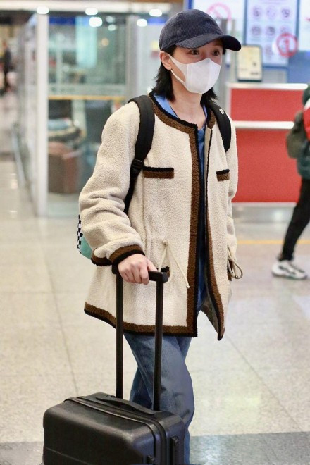 44岁周迅穿黑色裙子,48岁周迅看起来依旧很迷人