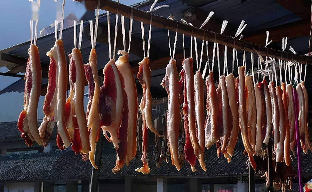 小时候的年夜饭，我们每家每户要吃猪蹄，你们那边的年夜饭呢？