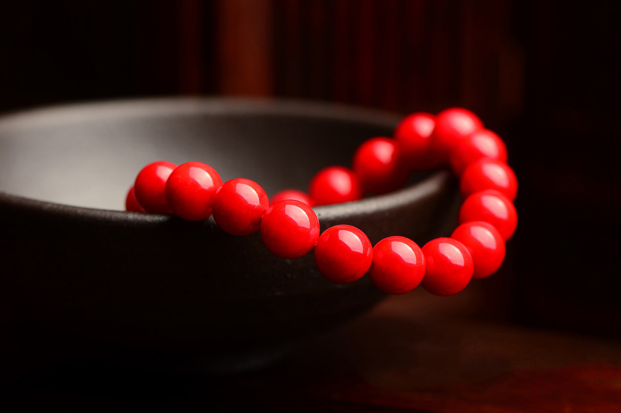 把朱砂戴在胸口有副作用吗,朱砂手镯的佩戴和保养