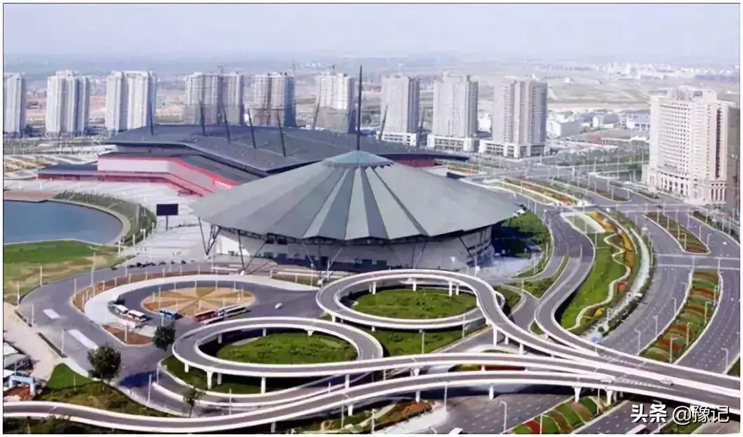 郑州十年的变化,郑州78岁老人为变年轻花30万