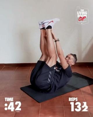 憋疯的外国网红在干嘛？玩尬舞、枕头挑战，还有裸体女友！