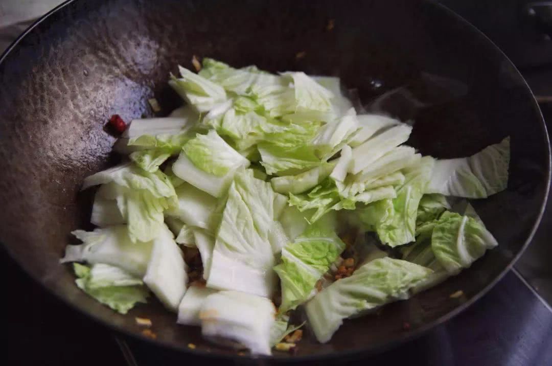 白菜帮做辣白菜,腌制酸辣白菜帮的快捷做法